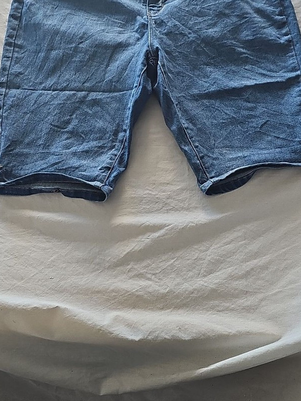 Hybrid & Company Blue Denim Bermuda Shorts Women’s Stretch Jean Shorts 357