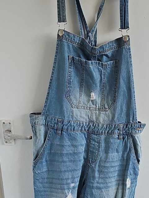 AMCO Denim Distressed ‘Boyfriend’ Dungarees – UK 14  271