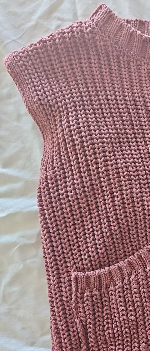 Contemporary Rose Pink Ribbed Knit Button-Up Vest with Gold Hardware - Image 6