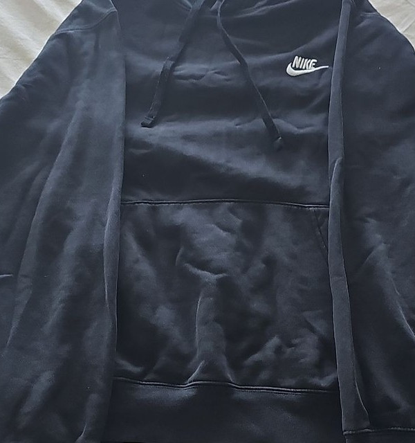 Nike Sportswear Essential Fleece Hoodie in Black 329