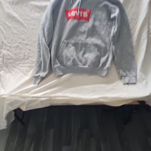 Levi's Classic Batwing Logo Pullover Hoodie in Heather Grey