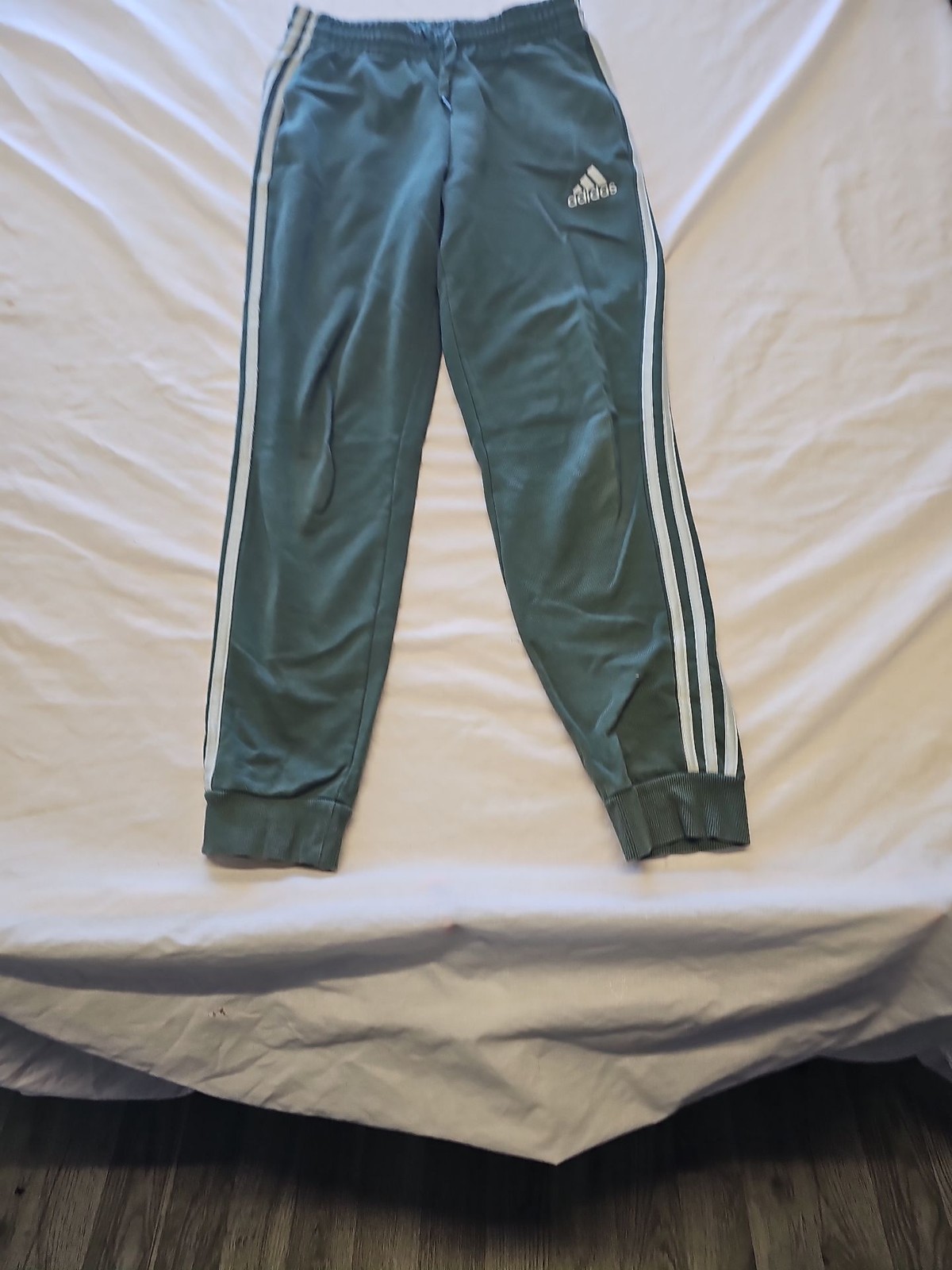 Adidas Men's Sage Green 3-Stripe Joggers small FF408