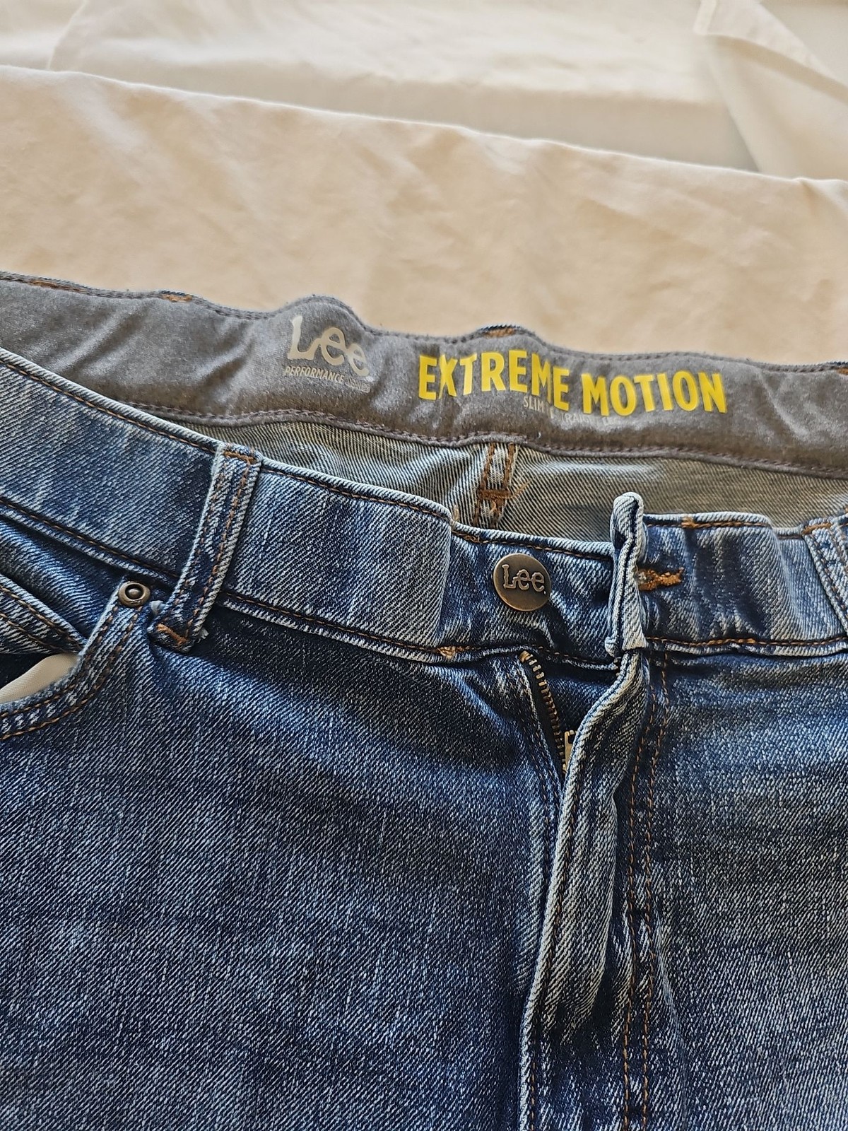 Lee Extreme Motion Slim Straight Leg Men’s Jeans – Medium Wash 38 29 DD968