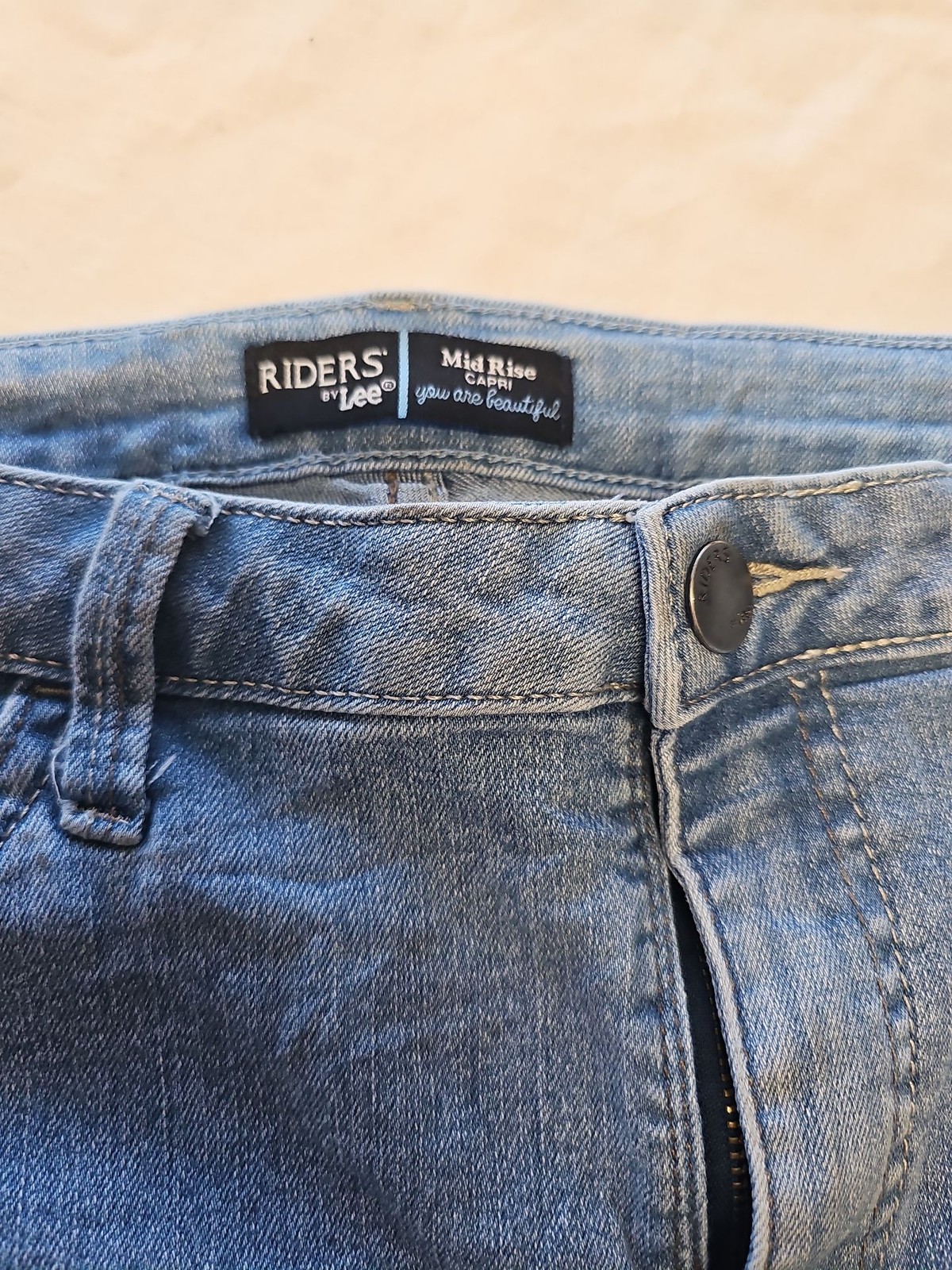 Riders by Lee Mid Rise Light Wash Denim Capri Jeans W32 CC949