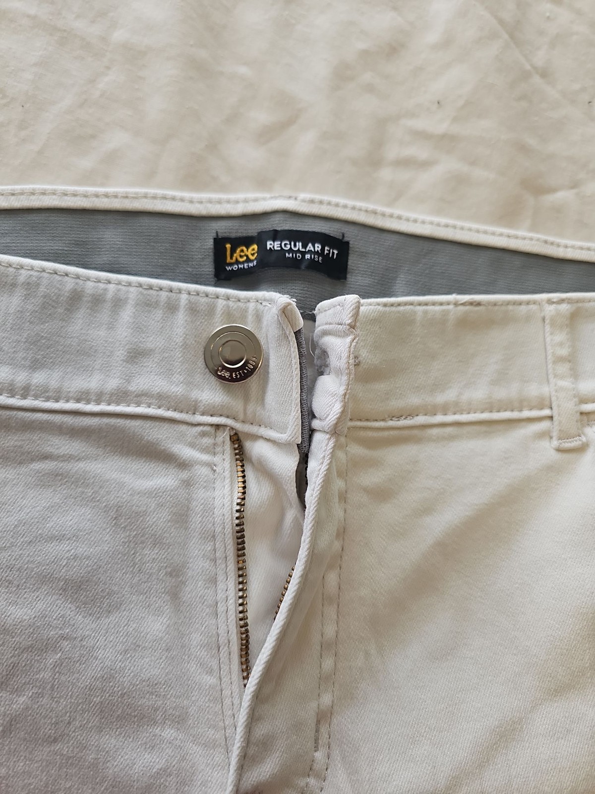 Lee Women’s Regular Fit Mid Rise Khaki Chinos W36 CC955