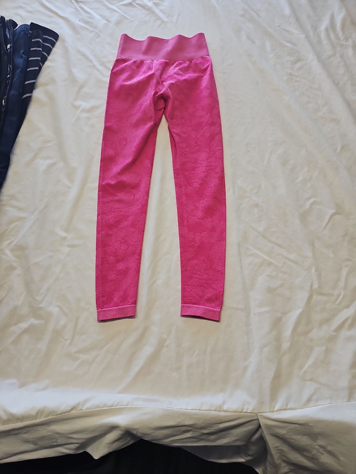 Vibrant Hot Pink Seamless High-Waisted Gym Leggings - XS LL29