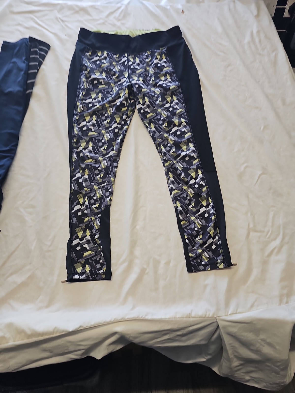 Souluxe Geometric Print Women's Activewear Leggings - Size L LL5