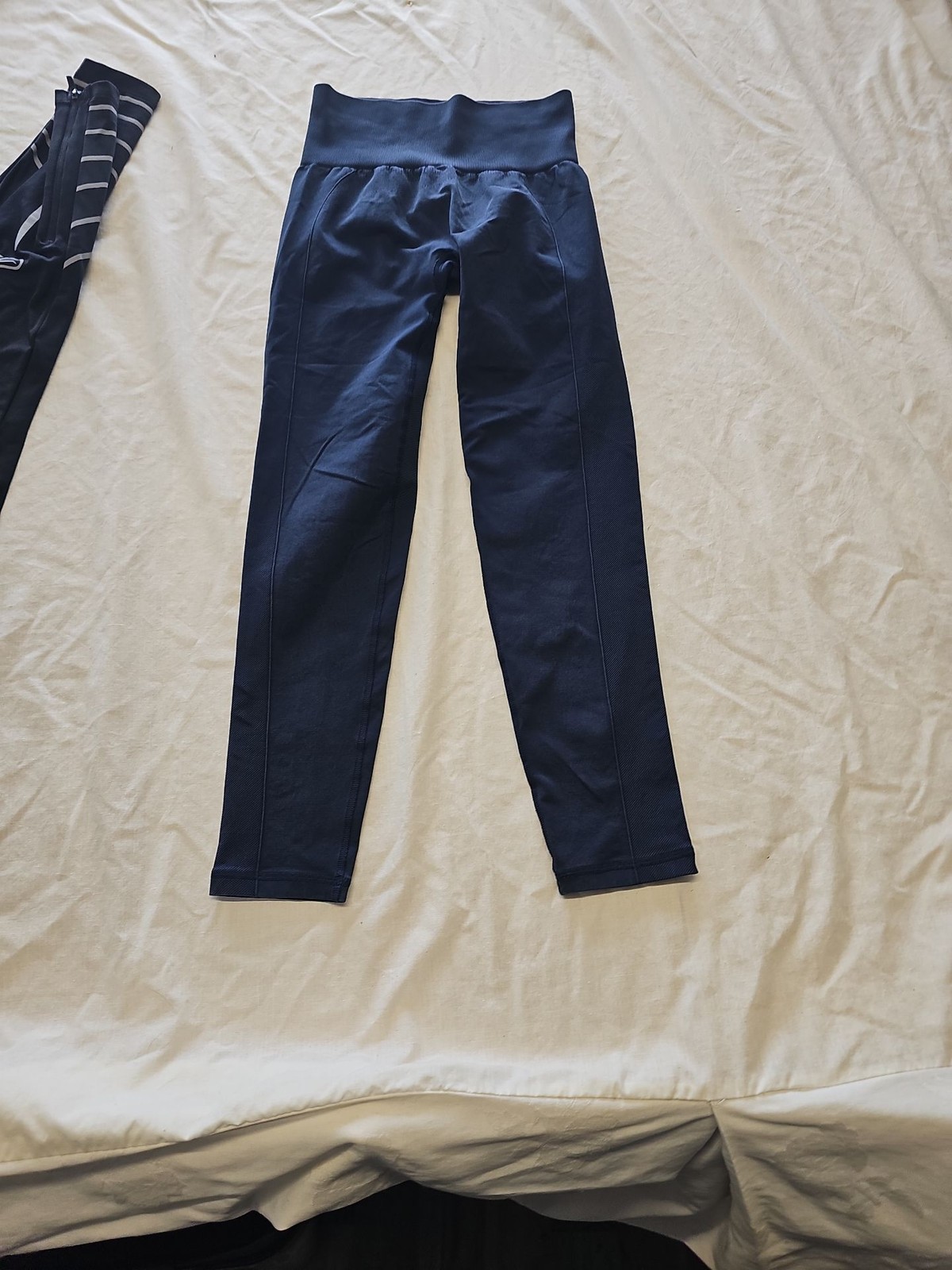High-Waisted Seamless Performance Leggings in Navy Blue size approx 10 LL22