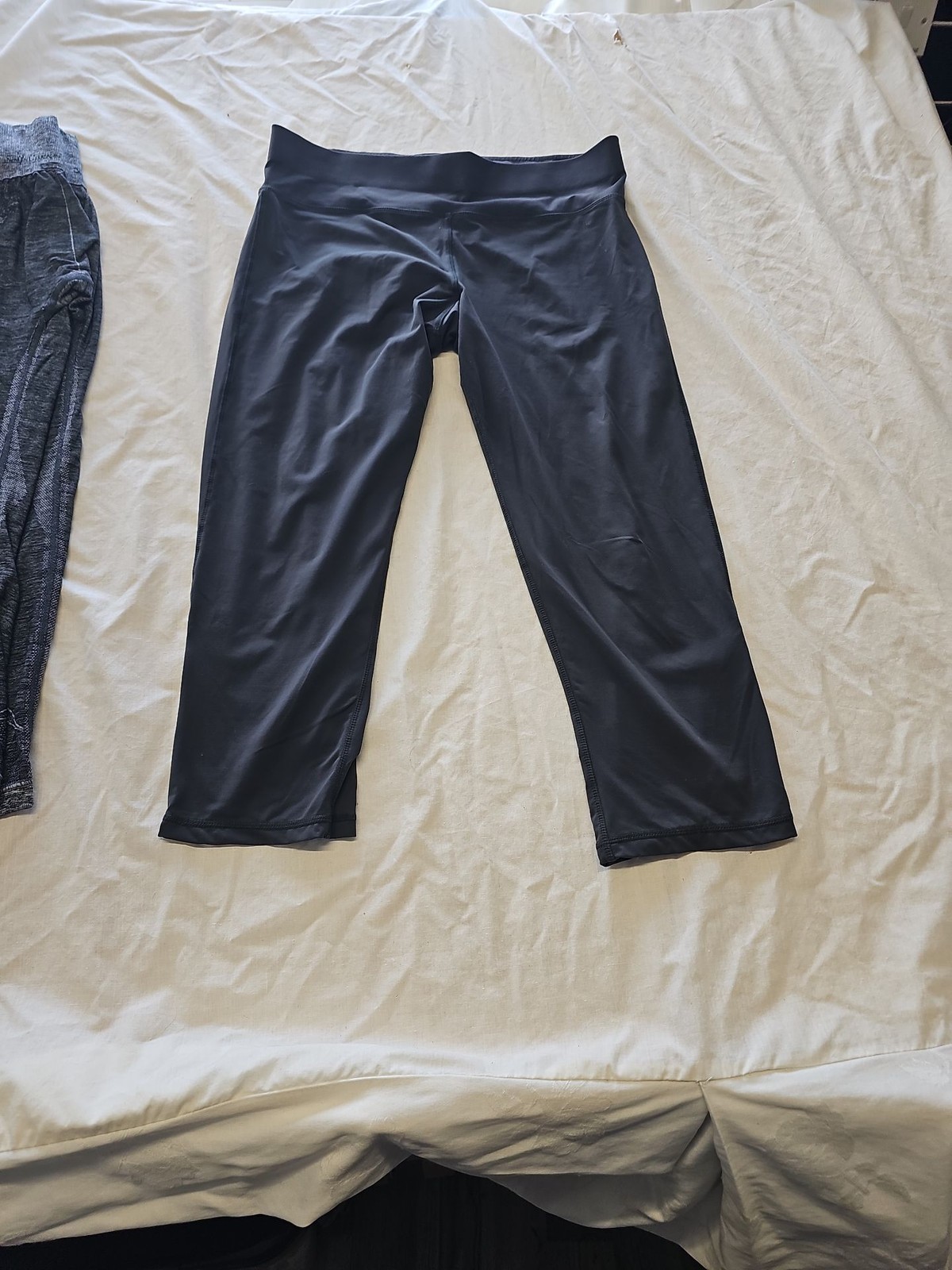 USA Pro Women's Black Capri Cropped Leggings Size 16 LL403