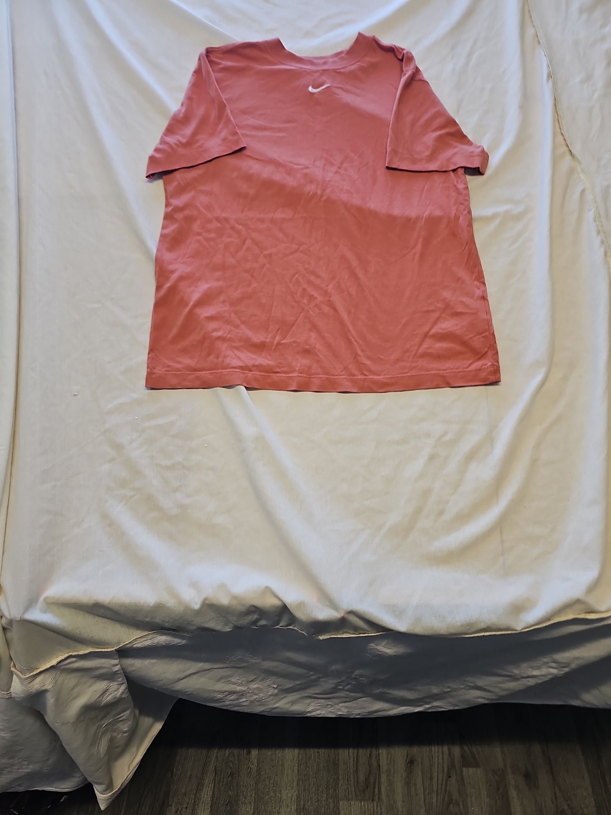 Nike The Nike Tee Loose Fit Embroidered Swoosh T-Shirt Rose Pink XS KK197
