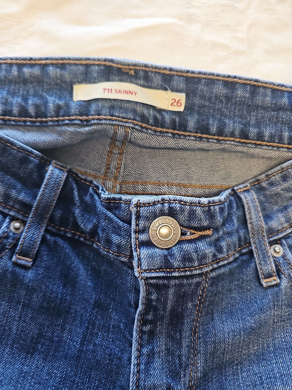 Levi’s 711 Skinny Jeans Mid-Wash Blue Waist 26 GG996