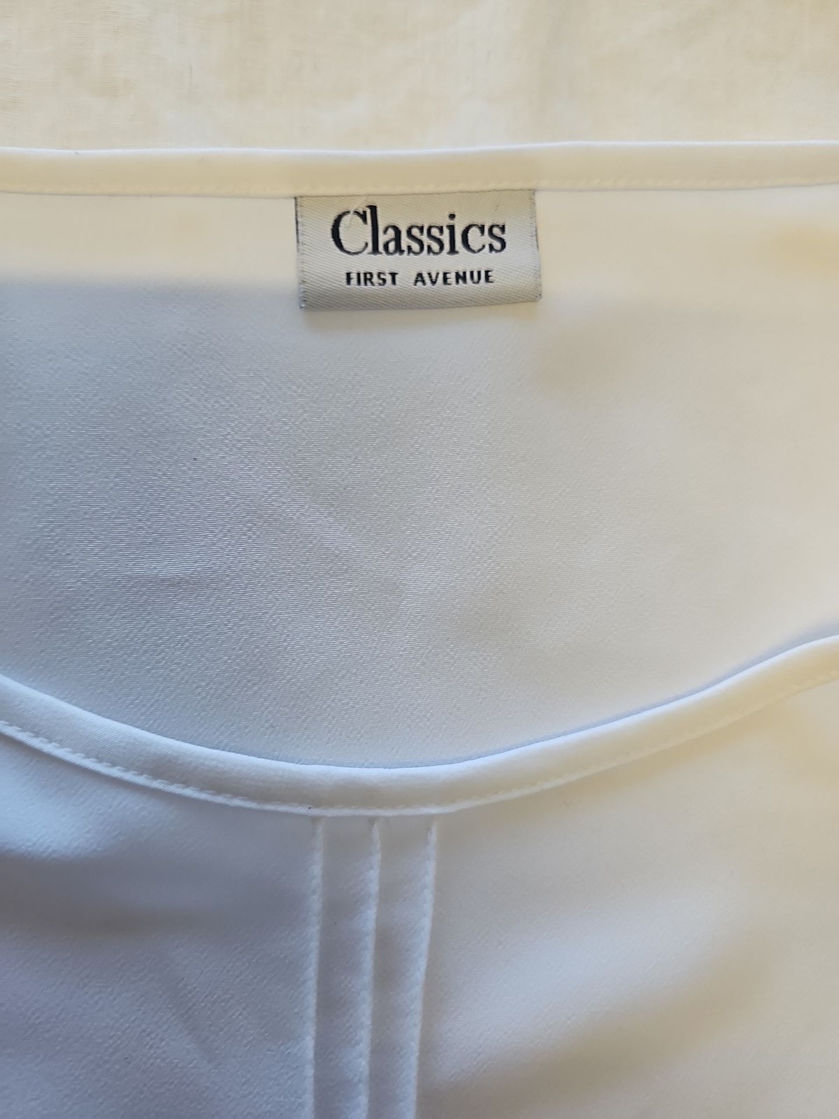 Vintage Classics First Avenue White Pleated Sleeveless Blouse GG995
