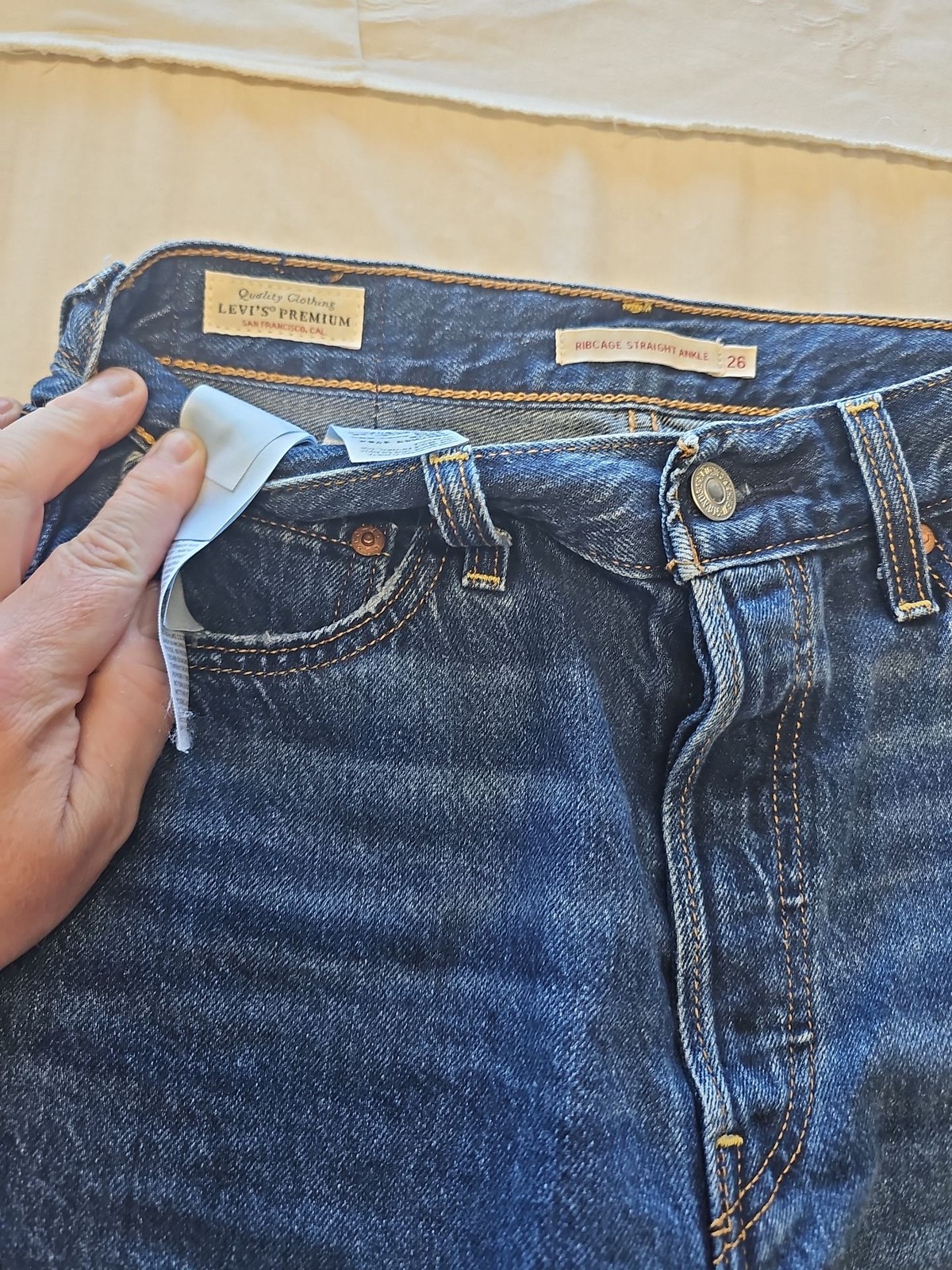 Levi’s Premium Ribcage Straight Ankle Jeans – Size w 26 GG985