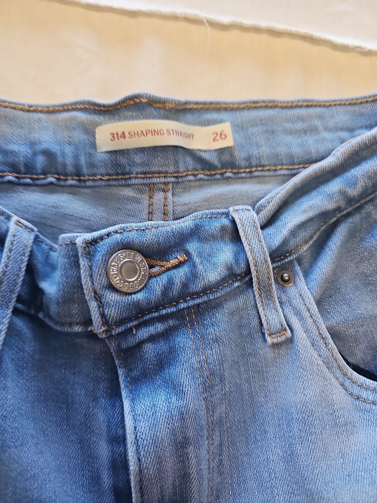 Levi’s 314 Shaping Straight Leg Women’s Jeans Light Wash Size 26 GG987