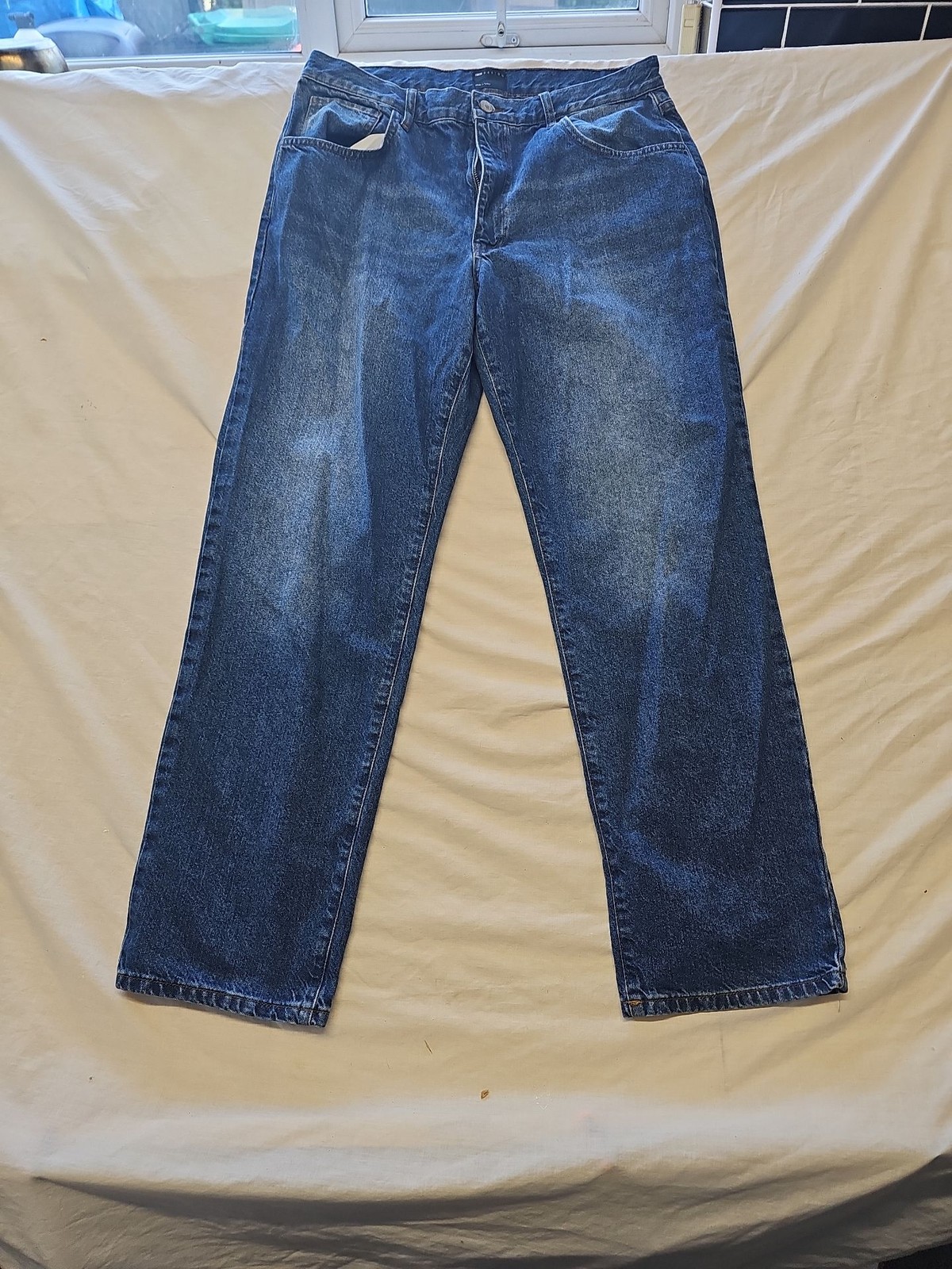ASOS DESIGN Men's Mid-Wash Straight Leg Jeans W36 L30 VV126