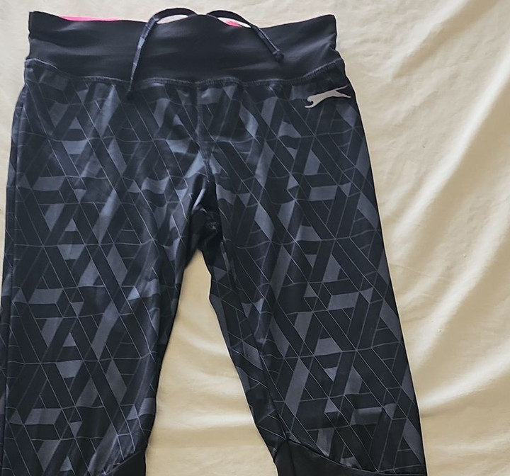 Slazenger Women's Geometric Print Capri Running Leggings O720 - Image 7