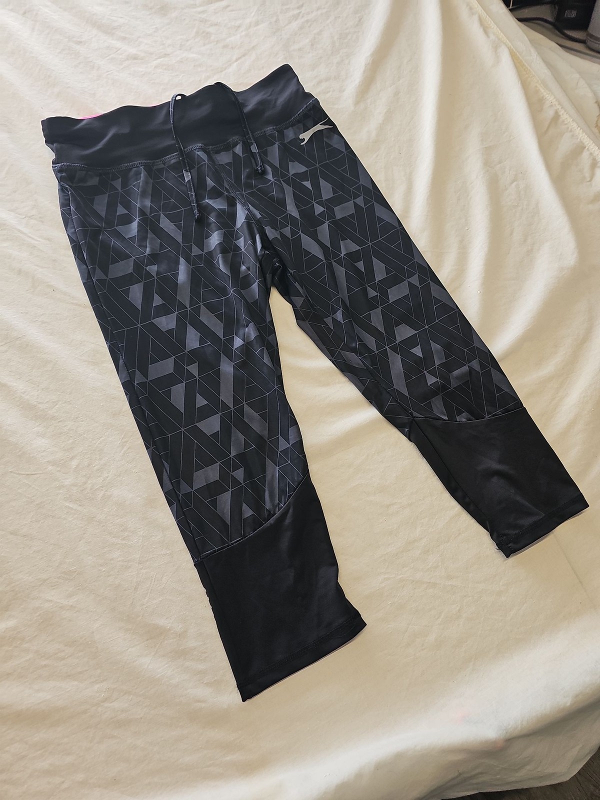 Slazenger Women's Geometric Print Capri Running Leggings O720 - Image 3