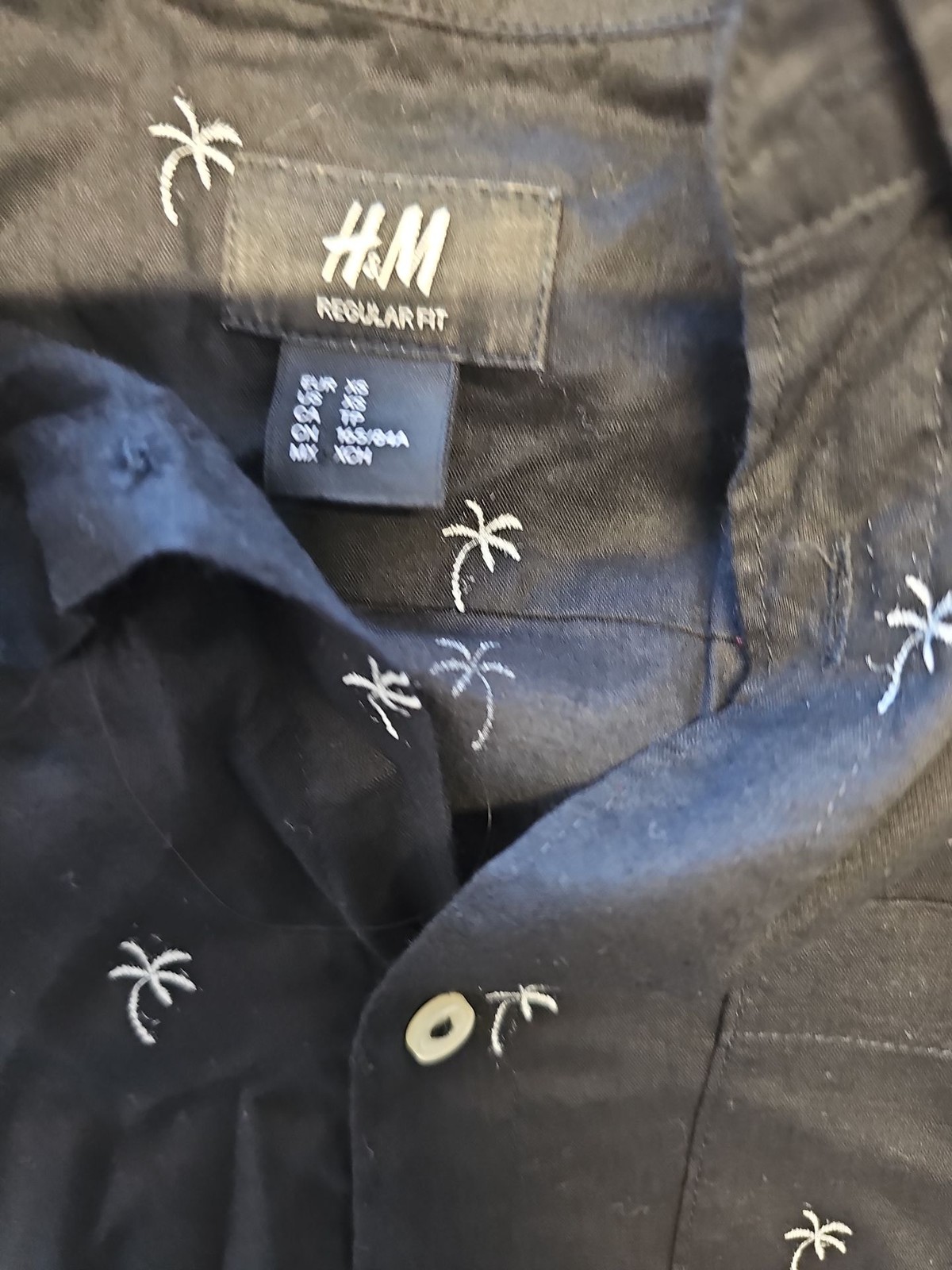 H&M Men’s Black Short Sleeve Shirt with White Palm Tree Embroidery A7 1277